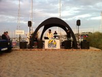 Terrassen-Manufaktur: Verleih - Terrasse als Bühne für DJ am Strand bei Beachparty