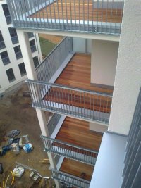 Terrassen-Manufaktur: Bangkirai Holzdielen auf dem Balkon perfekt verlegt!